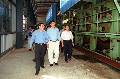 2000年9月19日，時任浙江省委書記張德江一行視察公司
