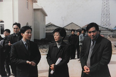 2001年2月20日，時任國家環(huán)保局副局長汪紀(jì)戎一行視察公司