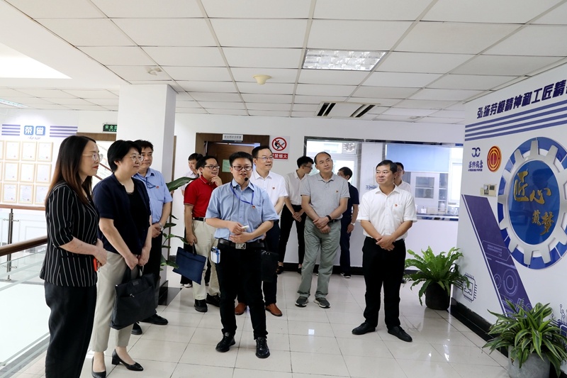 2020年7月14日，時任浙江省總工會黨組成員、副主席張衛(wèi)華一行蒞臨景興紙業(yè)調(diào)研推進新時代產(chǎn)業(yè)工人隊伍建設(shè)改革工作