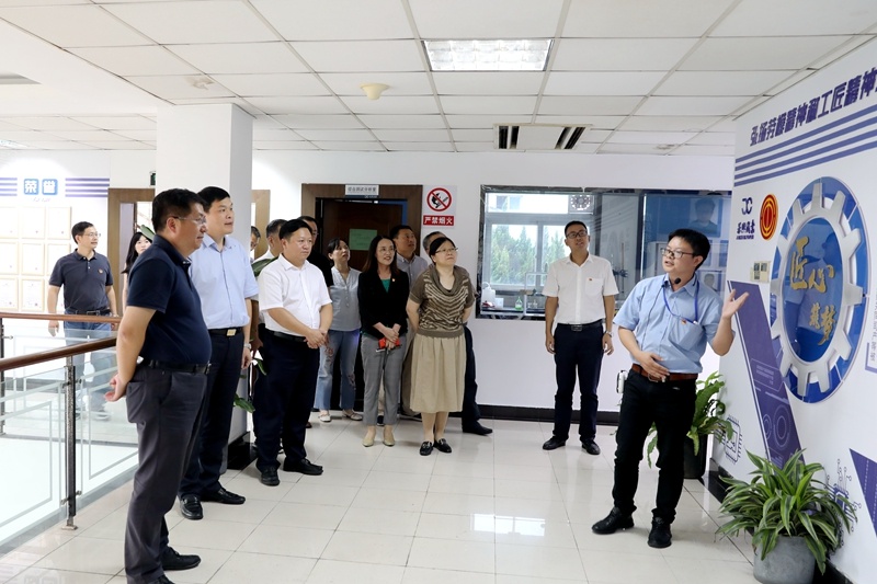 2020年7月29日，時任浙江省政協(xié)常委、社法委副主任、省總工會副主席、一級巡視員董建偉蒞臨景興紙業(yè)調(diào)研新時代工匠培育工作