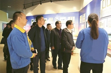 貴州省黔東南州委常委、榕江縣縣委書記賀代宏一行到公司參觀學(xué)習(xí)考察